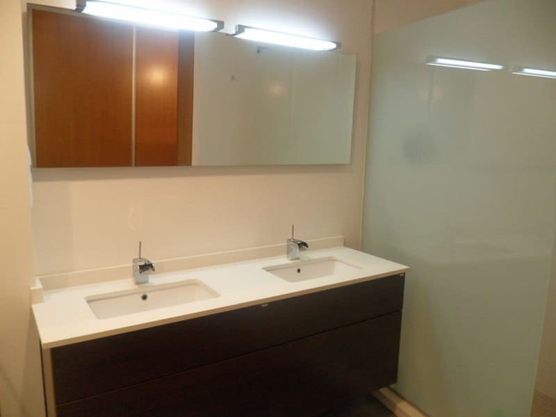 Baño con mueble de doble lavabo y espejo con luz