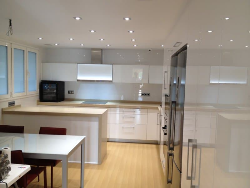 Cocina abierta blanca con isla y zona de comedor