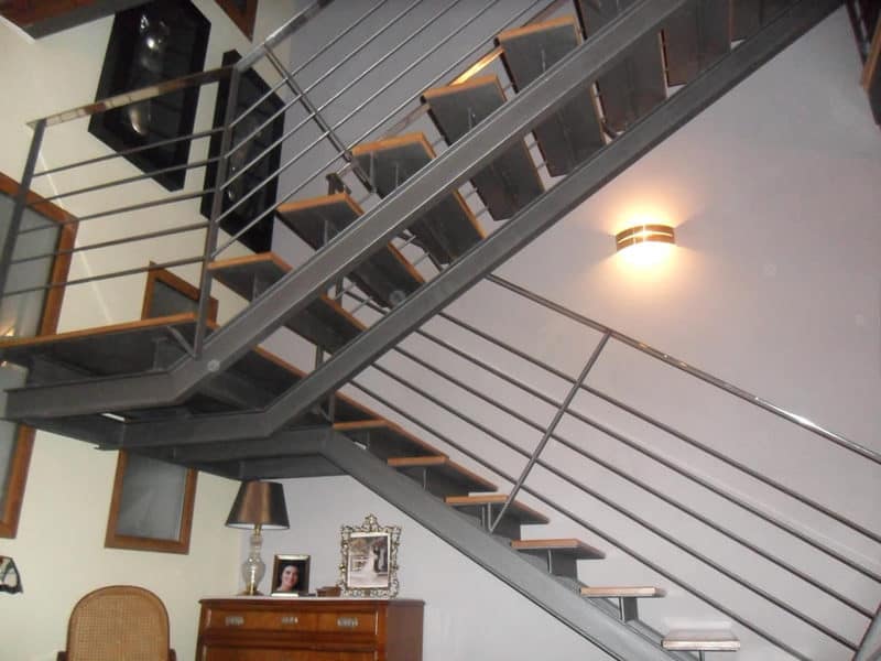 Escalera metálica volada con barandilla de acero