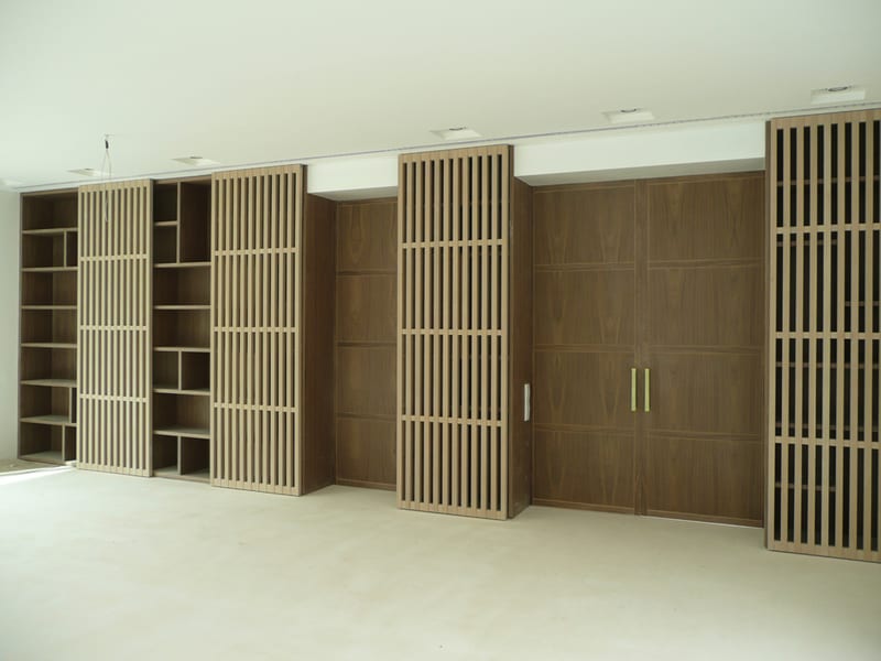 Local comercial con paneles y celosías de madera