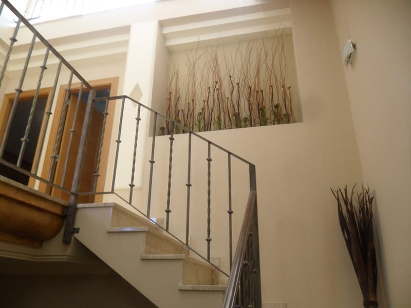 Escalera interior con barandilla de forja