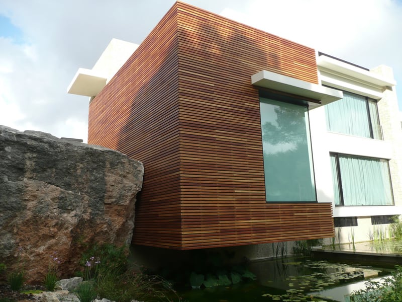 Vivienda moderna con fachada revestida de madera