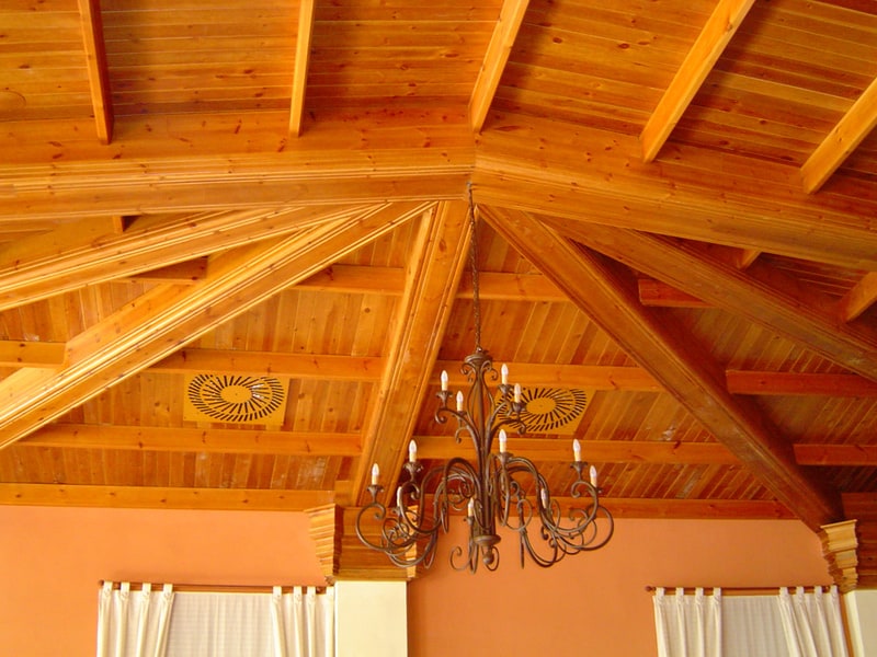 Techo de vigas de madera con lámpara de forja